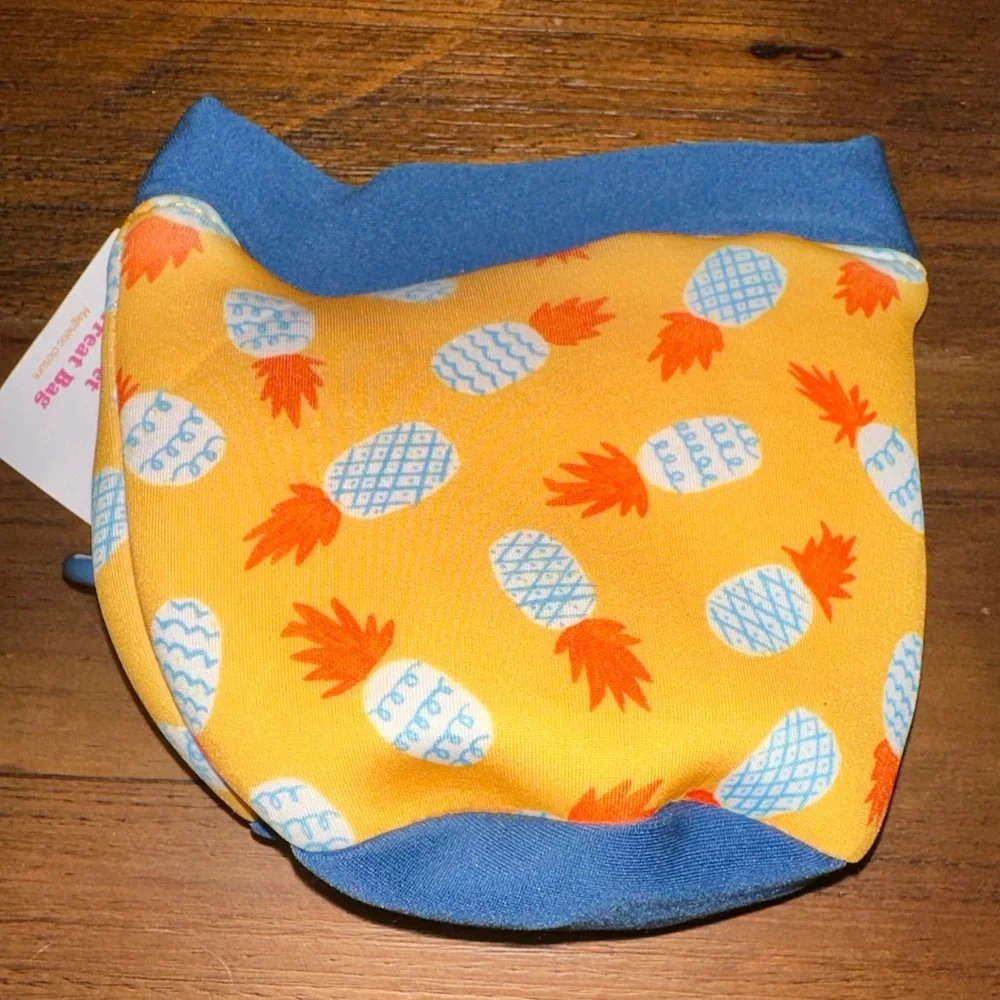 Pineapple Pet Treat bag with magnetic closure, attached‎ leash for the bag NWT
